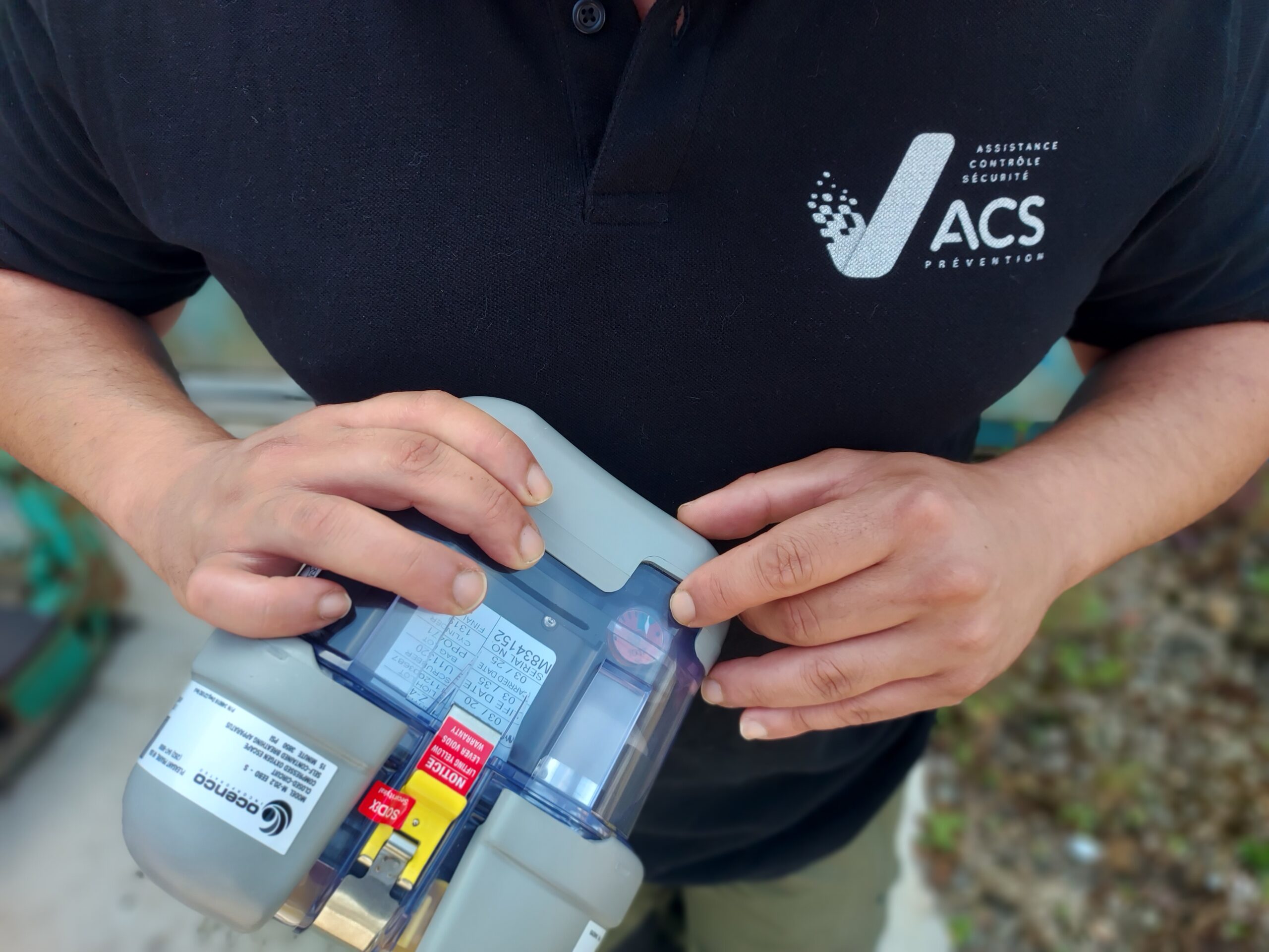 Technicien ACS Prévention réalisant un contrôle VGP