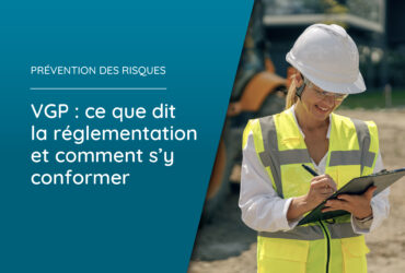 Illustration de l'article VGP ce que dit la réglementation et comment s'y conformer. Représentant une personne avec un gilet jaune et casque de chantier, entrain d'écrire sur une feuille.