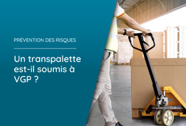 Illustration de l'article "un transpalette est-il soumis à VGP ?" avec une photo d'une personne qui tire un transpalette.