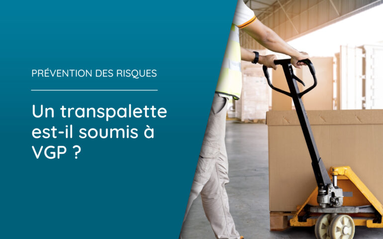 Illustration de l'article "un transpalette est-il soumis à VGP ?" avec une photo d'une personne qui tire un transpalette.