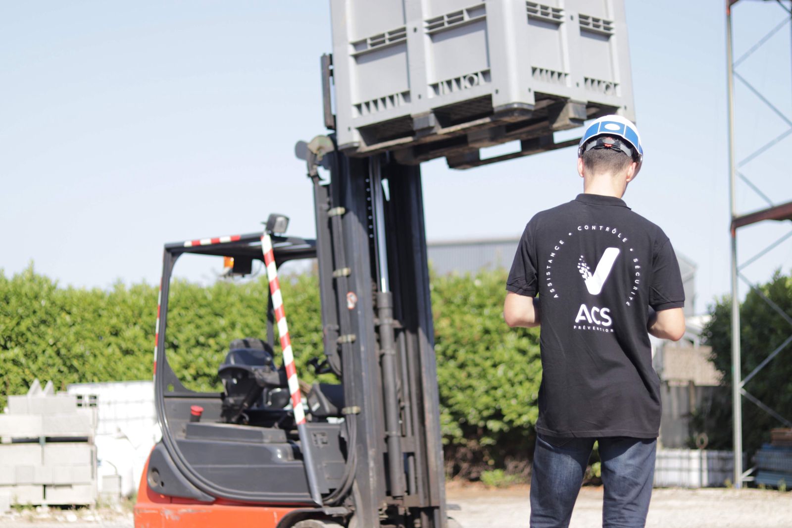 Technicien ACS Prévention réalisant un contrôle VGP